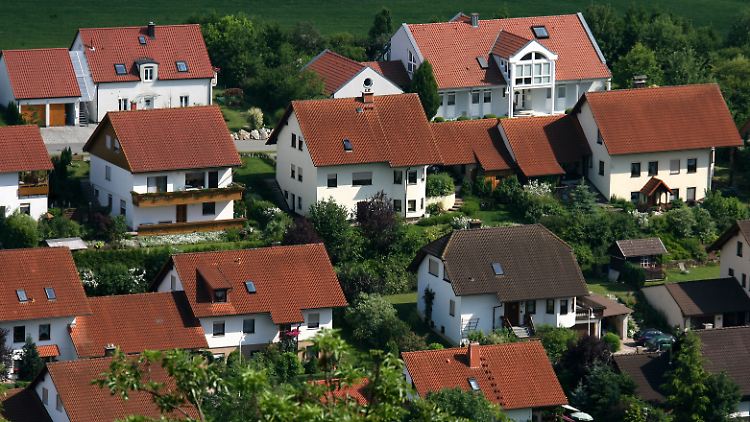 Die Grundsteuer betrifft alle: Entweder zahlt der Grundstückseigentümer oder bei vermietetem Besitz der Mieter.