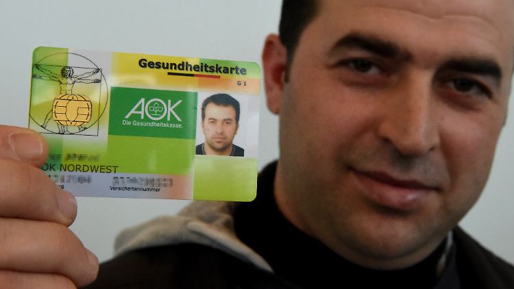 Während ihres Asylverfahrens können Flüchtlinge vom Land eine Gesundheitskarte bekommen. Mitglied in einer Krankenkasse sind sie dann noch nicht. 
