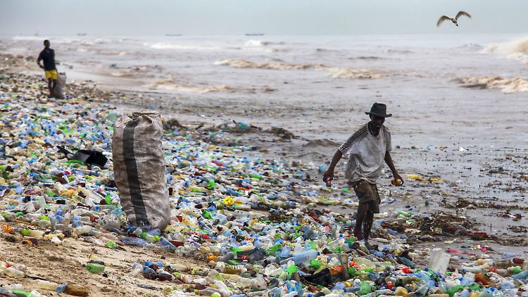 Nicht ordnungsgemäß entsorgter Plastikmüll landet zum Großteil im Meer. Eine Studie schätzt die Menge auf jährlich rund acht Millionen Tonnen.