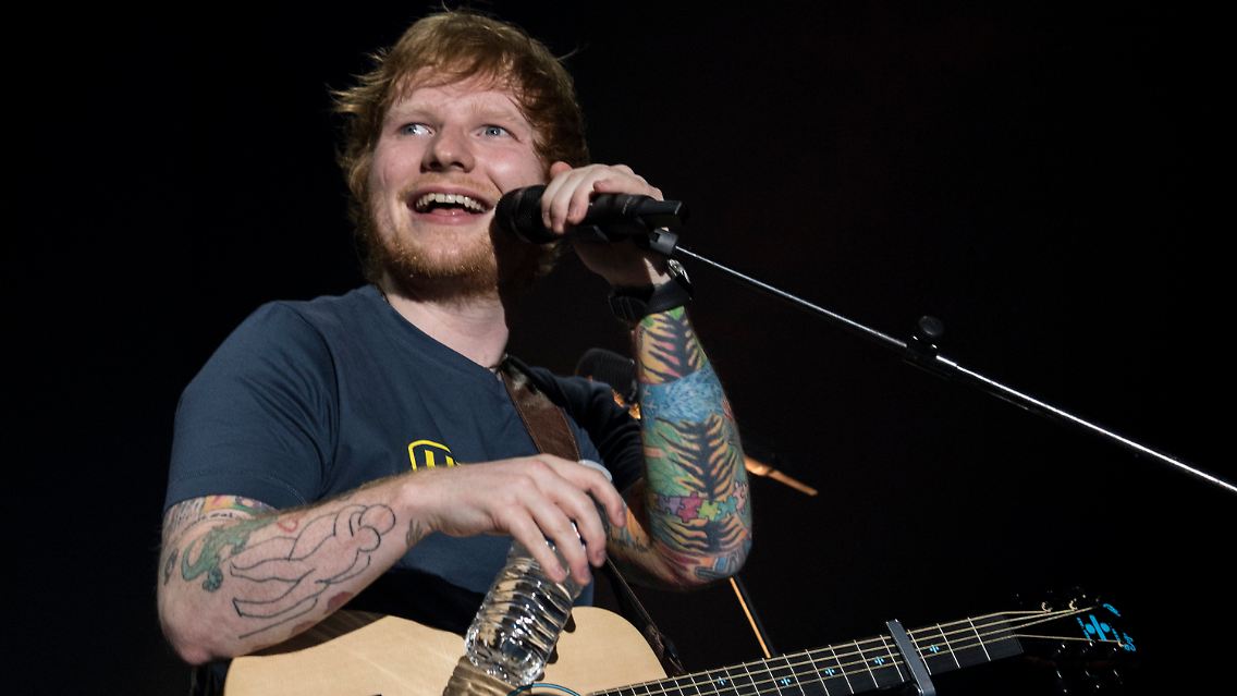 … bleibt auch Sänger Ed Sheeran lange Zeit ohne festes Zuhause. "Ich hatte 2008 und auch 2009 und 2010 keinen Ort zum Leben. Aber ich habe das irgendwie hingekriegt", schreibt er in seinem Buch "A Visual Journey". Darin …