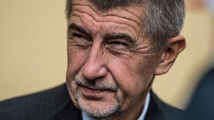 Mit seinem Wellness-Hotel soll der tschechische Regierungschef Andrej Babis die EU um Subventionen betrogen haben. Im Parlament will nun niemand mehr mit ihm zusammenarbeiten.