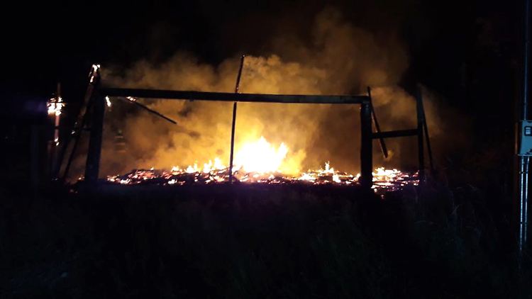 Die Santa-Juana-Kapelle in  der Ortschaft Cunco steht in Flammen.
