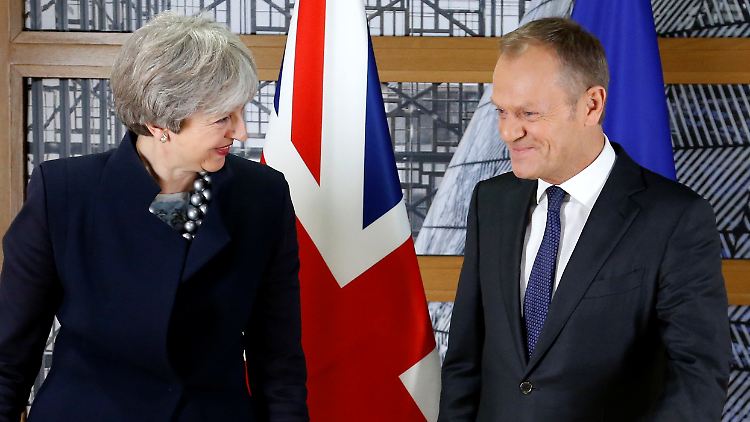 May und Tusk bei einem Treffen im Dezember. Dass seine Charme-Offensive sie erweichen wird, ist eher unwahrscheinlich.
