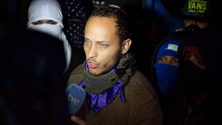 Demütigung des Präsidenten: Im Juli verlässt Pérez sein Versteck und gibt mitten in Caracas auf einer Demonstration Interviews.