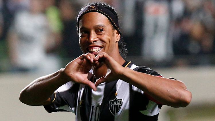 Zweimal Weltfußballer, einmal Champions-League-Sieger und Weltmeister: Ronaldinho ist eine Fußball-Ikone.