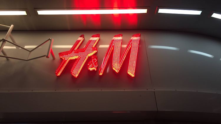 H&M hat Ärger wegen einer Pulloverwerbung.