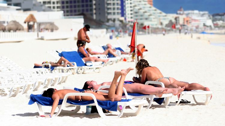 Urlauberinnen am Strand von Cancún.
