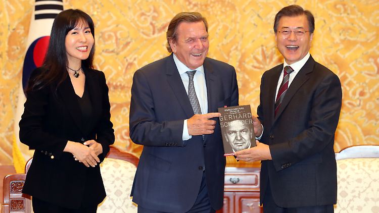 Vorstellung seiner Biografie in Südkorea - den Termin absolvierte Schröder (m.) zusammen mit Kim im September 2017.