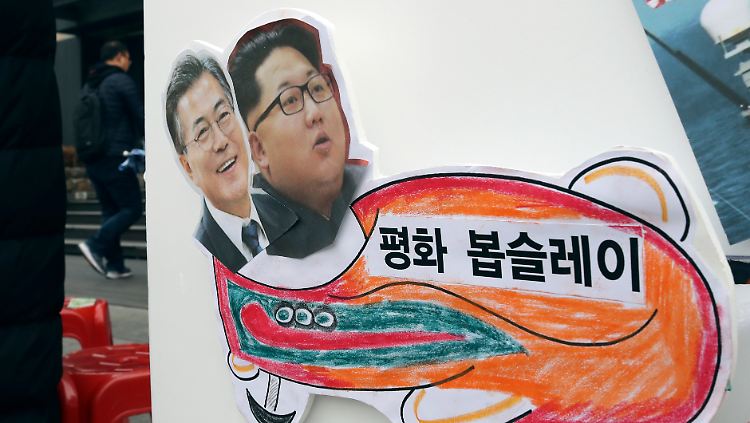 Auf diesem Plakat in Seoul werben der südkoreanische Präsident Moon und Nordkoreas Machthaber Kim für friedliche Winterspiele.