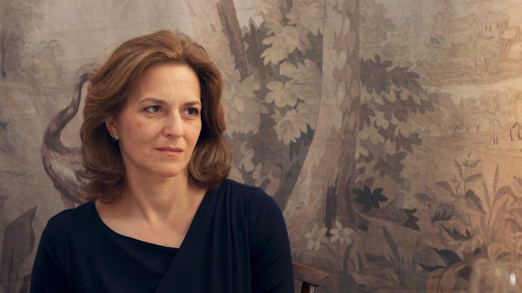 Guckt zu, spricht viel aus dem Off, ist ganz da: Martina Gedeck. 