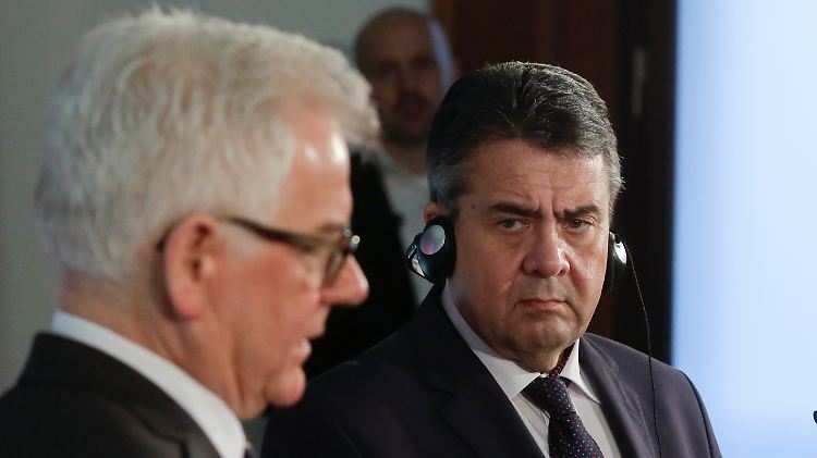Der neue polnische Außenminister Jacek Czaputowicz (l.) und sein Amtskollege Sigmar Gabriel.