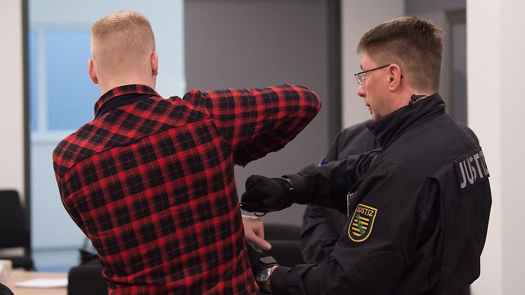 Der Angeklagte Patrick F. (l.) soll einer der Anführer der "Freital"-Gruppe gewesen sein. Ihm drohen elf Jahre Gefängnis.