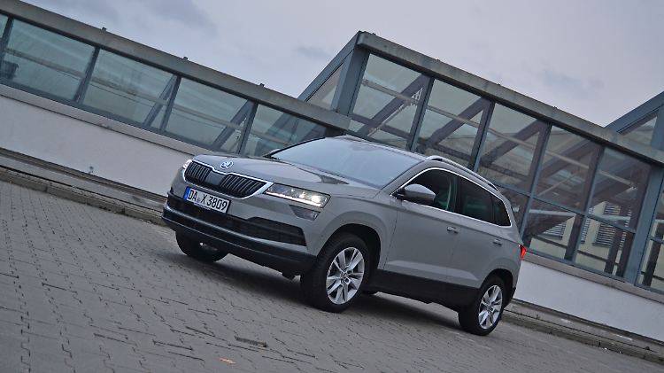 Ob man den Skoda Karoq tatsächlich in "Stahl-Grau" bestellen muss, dürfte Geschmackssache sein.