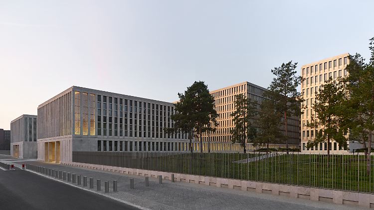 Blick von der Chausseestraße aus: links die beiden Torhäuser aus Naturstein, rechts das Hauptgebäude mit der Aluminium-Fassade.