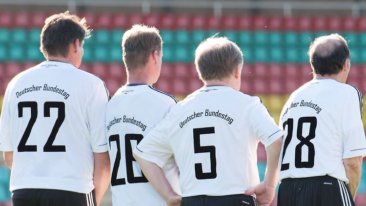 Die Herren vom FC Bundestag bekommen nun doch Verstärkung von Rechtsaußen.