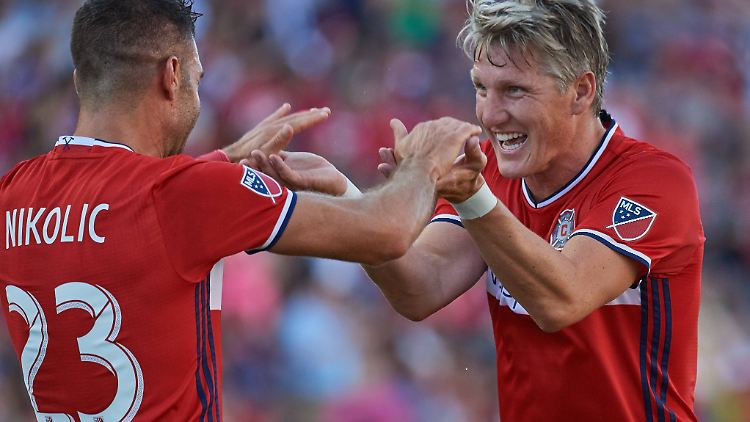 Schweinsteiger (r.) fühlt sich ohne einen letzten Pokal "unerfüllt".