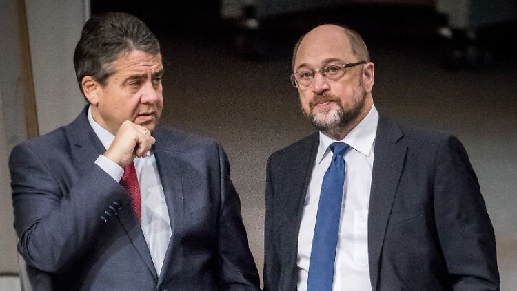 Gabriel (l.) würde gerne Außenminister bleiben, Schulz hatte zunächst ausgeschlossen, in ein Kabinett unter Merkel einzutreten.