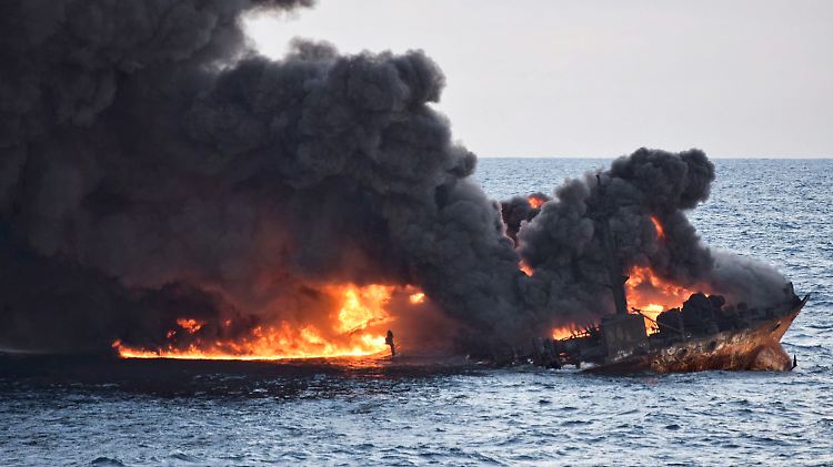 Der Tanker ging in Flammen auf, bevor er sank.