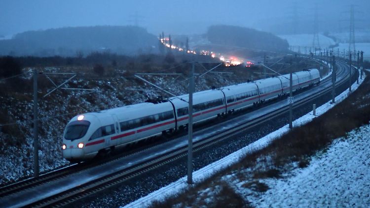 Im Morgengrauen läuft es noch im Berufsverkehr. Die Bahn warnt jedoch vor Verspätungen und Zugausfällen.