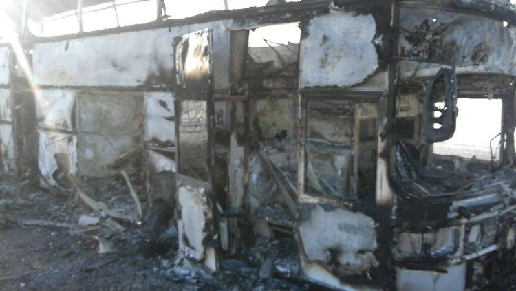 Nur fünf Menschen konnten sich aus dem Wrack des Busses retten.