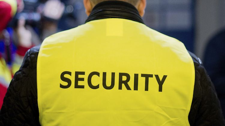 Als der Sicherheitsdienst mit der Polizei die Flüchtlingsunterkunft aufsucht, kommt es kurzzeitig zur Geiselnahme.