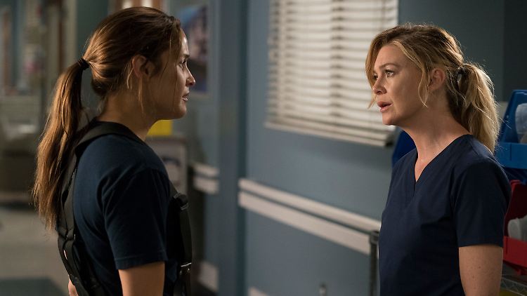 Das Beste an ihrer Arbeit dürfte für Pompeo sein, dass sie gemütliche OP-Kleidung tragen darf.