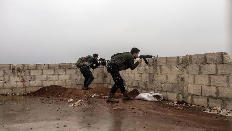 Rebellen der Freien Syrischen Armee, die von der Türkei unterstützt werden, sichern die syrisch-türkische Grenze bei Afrin.