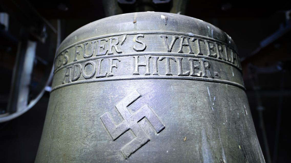Die Hitler-Glocke hängt zwar in einer Kirche, gehört aber der Kommune.