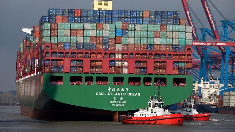 Ein chinesisches Containerschiff