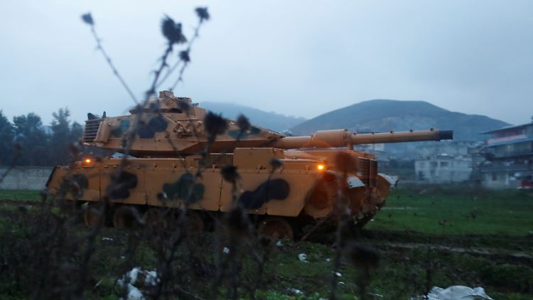 Ein türkischer Panzer kommt an der Grenze zu Syrien an.