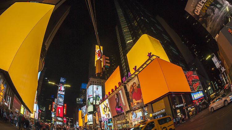 Um das Unternehmen nach New York zu locken, erstrahlte im Oktober der Times Square in "Amazon Orange".