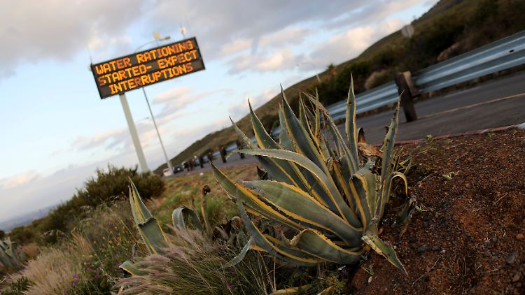 Ein Schild an einer Schnellstraße weist die Bewohner von Kapstadt auf die Einschränkungen hin.