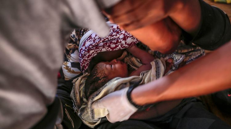 Immer wieder spielen sich auf den Hilfsschiffen Dramen ab: Dieses Baby wird auf einem Schiff der NGO ProActiva Open Arms geboren. 