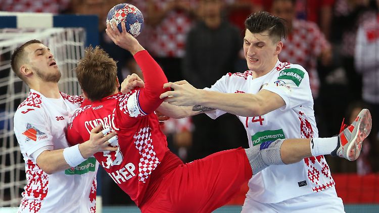Zwei weißrussische Spieler versuchen Cindric am Torwurf zu hindern - erfolglos.