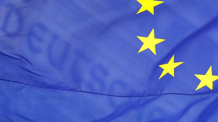 Flagge vor dem Bundestag: Die zwölf gelben Sterne stehen für Europas Einheit.
