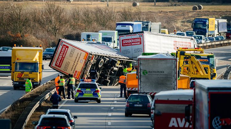 Auf deutschen Straßen wehte der Sturm auch Lastwagen um.