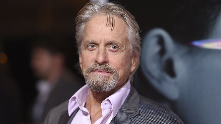 Michael Douglas soll gegen deren Willen vor einer Frau masturbiert haben. Douglas streitet das ab.