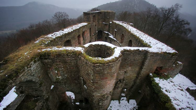 Die Burg Gräfenstein (Merzalber Schloss) im Pfälzer Wald bei Merzalben (Rheinland-Pfalz).