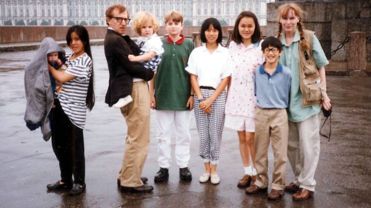 Auf Reisen: Das Paar Farrow/Allen mit den Kindern Satchel, Lark, Dylan, Fletcher, Daisy, Soon Yi und Moses (v.l.)