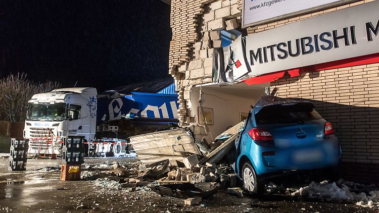 In dem Gebäude ist auch ein Autohaus. Der Lkw erfasste ein Ausstellungsfahrzeug, ein zweites drückte er in die Hauswand.