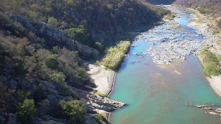 Die Gesteine des Pongolabeckens im Fluss Mfolozi in Südafrika.