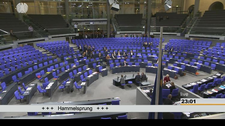 Beim sogenannten Hammelsprung verlassen alle Abgeordneten den Plenarsaal und kommen zum Zählen einzeln wieder zurück.