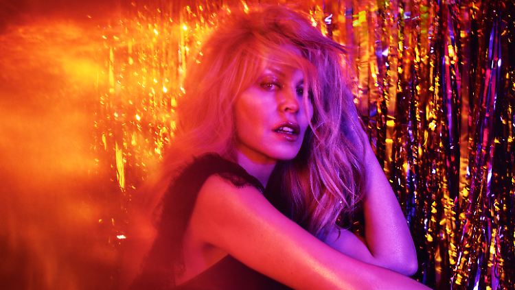 Kylie Minogue meldet sich mit einer neuen Single zurück. Im April erscheint dann das Album "Golden".