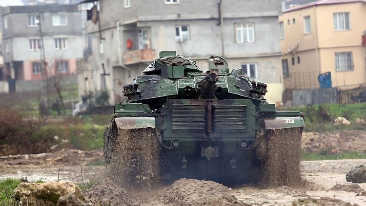 Ein türkischer Panzer auf dem Weg an die syrische Grenze. Die Türkei verlegt immer mehr Truppen dorthin.