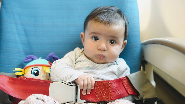 Für Babys und Kleinkinder sind Flugreisen anstrengend.