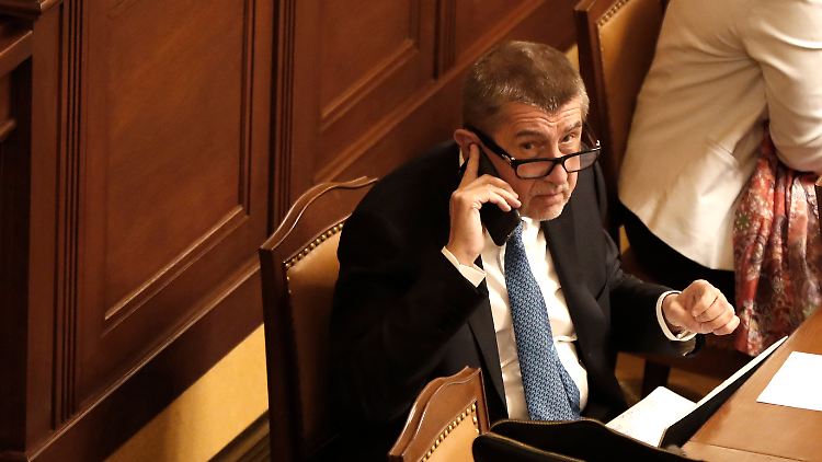 Der tschechische Ministerpräsident Andrej Babis telefoniert im Parlament.