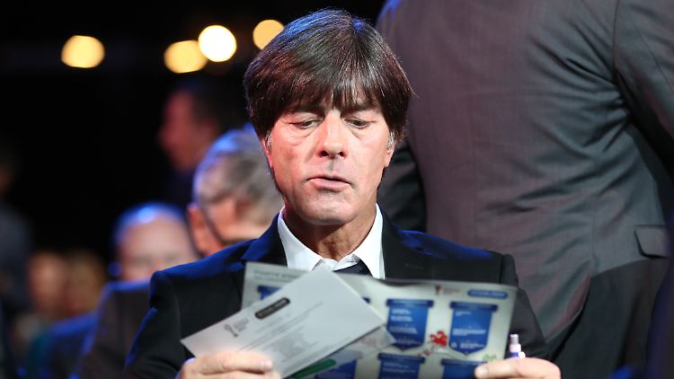 Er braucht kein Viagogo-Roulette: Bundestrainer Löw bei der Auslosung der WM-Gruppen.