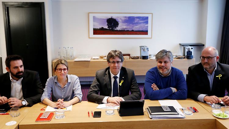 Carles Puigdemont bei einem Treffen mit Parteikollegen am 12. Januar in Brüssel.