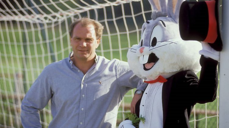 Empört: Uli Hoeneß, links.