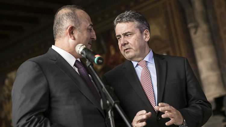 Außenminister Gabriel (r.) und sein Amtskollege aus der Türkei Cavusoglu in Goslar.